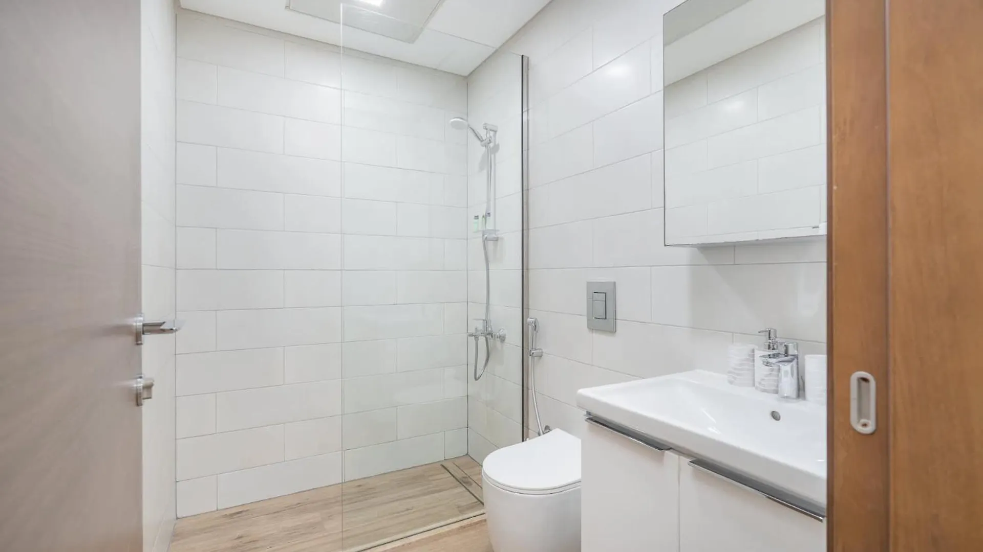 Feel The Luxury In This 1 Bedroom In East 40 Tower Dubai Apartment