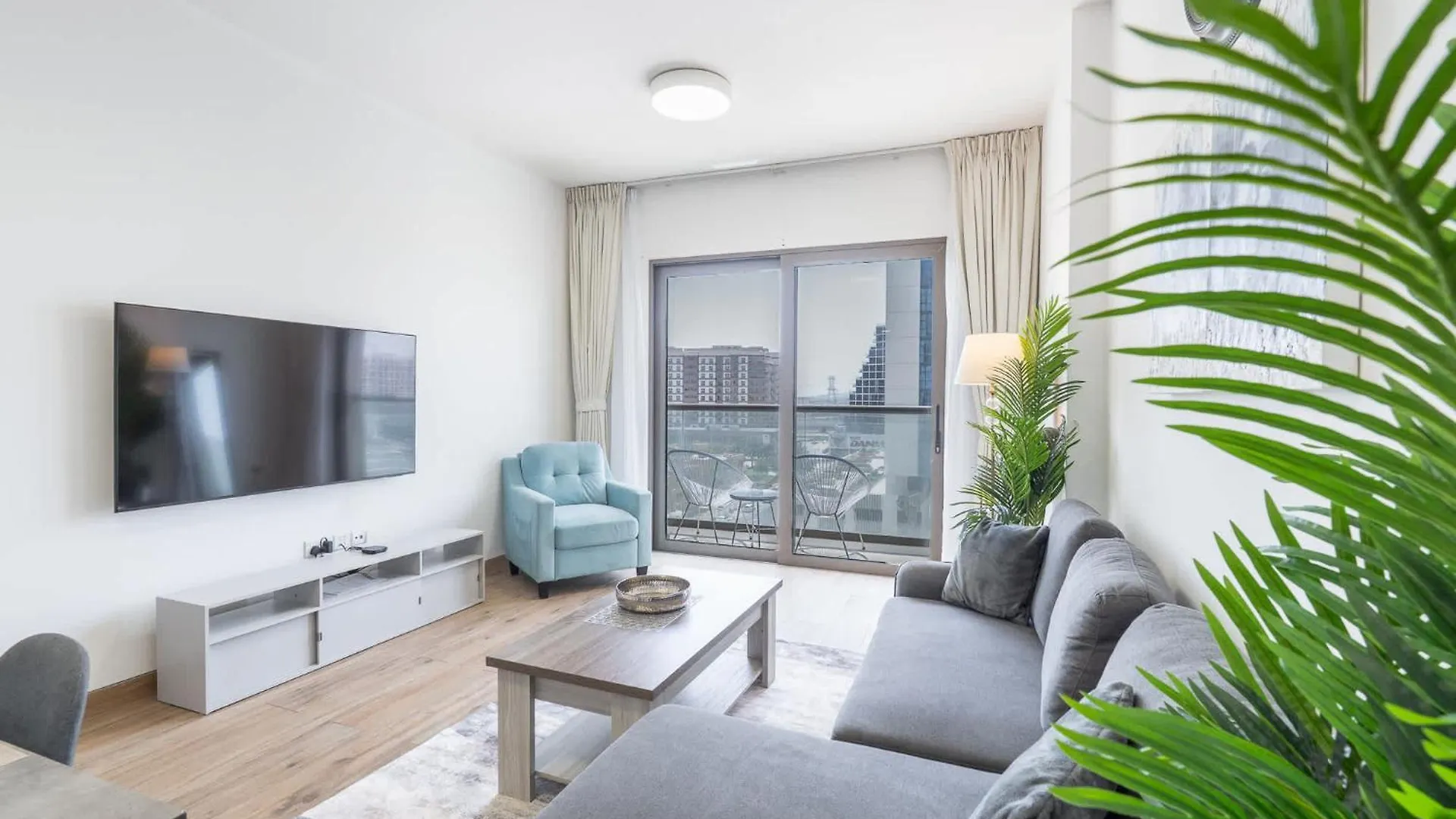 Apartment Feel The Luxury In This 1 Bedroom In East 40 Tower Dubai