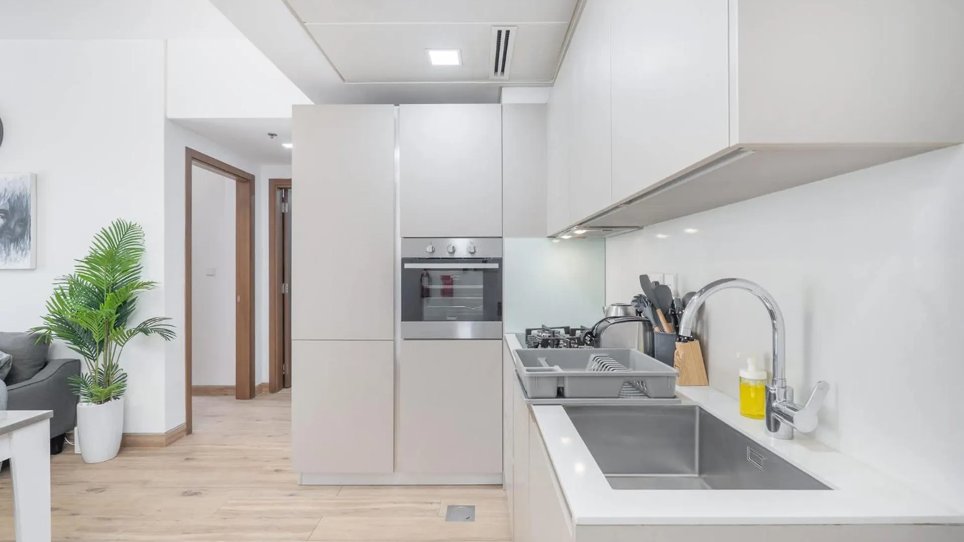 Apartment Feel The Luxury In This 1 Bedroom In East 40 Tower Dubai